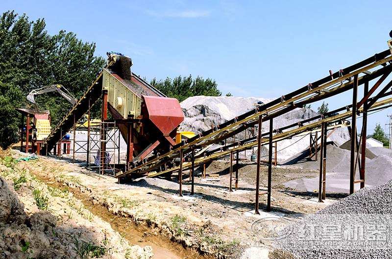 河南客戶1000型錘式破碎機工作現(xiàn)場