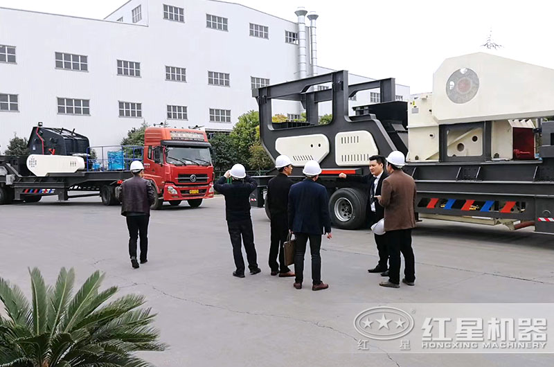 客戶來廠區(qū)考察建筑垃圾粉碎機(jī)