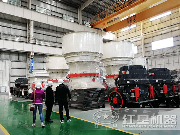圖為客戶(hù)參觀紅星圓錐破車(chē)間